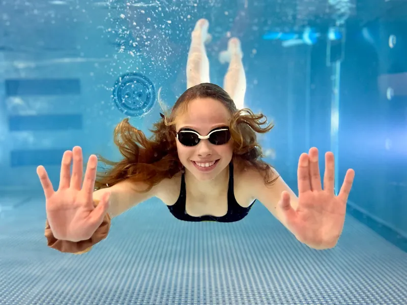 nauka pływania dziewczynka